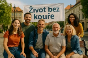 Skupina bývalých kuřáků na náměstí s bannerem Život bez kouře jako symbol společenské podpory těm, kteří s nekouřením začínají.